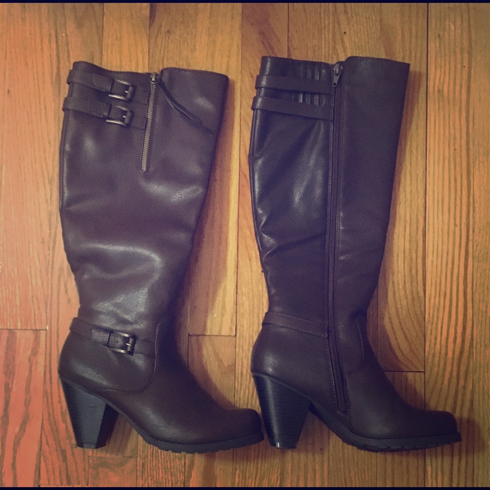 Crown Vintage Knee High Brown Heeled Boots. Sz 8